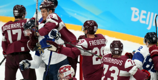 Latvija hokeja izlase sīvā cīņā atzīst Somijas pārākumu