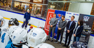 “Maxima” dāvina vārtsarga ekipējumu jaunajiem Rīgas hokejistiem