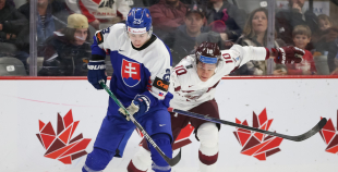 Latvijas hokejisti sīvā cīņā piekāpjas Slovākijas komandai