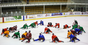 FOTO: Latvijas hokeja izlase aizvada pirmo treniņu gatavojoties pasaules čempionātam