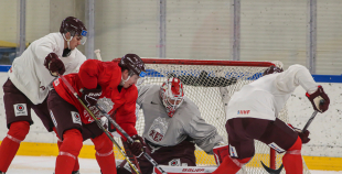 FOTO: Latvijas izlase pilnā sastāvā "slīpē" vairākumu