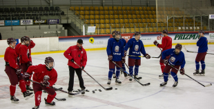Latvijas U-20 nacionālās izlases kandidāti aizvada pirmo ledus treniņu