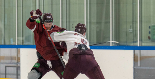 FOTO: Latvijas hokeja izlase gatavojas Pekinas olimpiskajām spēlēm