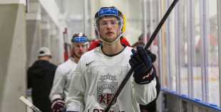 FOTO: Latvijas izlase pilnā sastāvā "slīpē" vairākumu