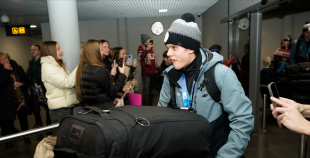 FOTO: Mājās atgriežas mūsu 3x3 olimpiskie čempioni hokejā!