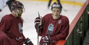 Latvijas izlases treniņnometnei pievienojušies Kaspars Daugaviņš un Kristaps Sotnieks