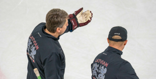 FOTO: Latvijas hokeja izlase gatavojas Pekinas olimpiskajām spēlēm