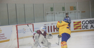 Latvijas sieviešu hokeja izlasei neveiksme pirmajā PČ spēlē