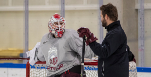 FOTO: Latvijas izlase pilnā sastāvā "slīpē" vairākumu