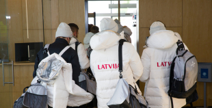 FOTO: Latvijas hokeja izlases dodas uz Pekinas olimpiskajām spēlēm