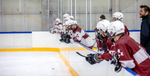 Uz oriģinālā izmēra laukumiem aizvadīti pirmie 3 pret 3 ledus treniņi