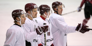 Latvijas izlases treniņnometnei pievienojušies Kaspars Daugaviņš un Kristaps Sotnieks