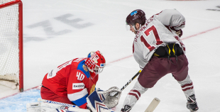 Latvijas hokeja izlase aizraujošā mačā piekāpjas Krievijas valstsvienībai 