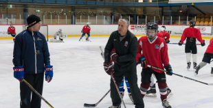 FOTO: Hārtlijs viesojās Jelgavas hokeja klubā un novada bērniem treniņu 