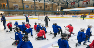 FOTO: Hārtlijs viesojās Jelgavas hokeja klubā un novada bērniem treniņu 
