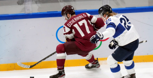 Latvija hokeja izlase sīvā cīņā atzīst Somijas pārākumu