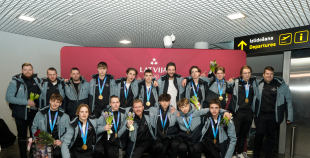 FOTO: Mājās atgriežas mūsu 3x3 olimpiskie čempioni hokejā!