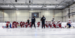 Uz oriģinālā izmēra laukumiem aizvadīti pirmie 3 pret 3 ledus treniņi
