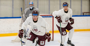 FOTO: Latvijas izlase pilnā sastāvā "slīpē" vairākumu