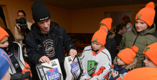 “Maxima” dāvina vārtsarga ekipējumu mazajiem Talsu hokejistiem