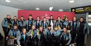 FOTO: Mājās atgriežas mūsu 3x3 olimpiskie čempioni hokejā!