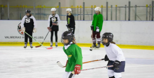 Jautrā gaisotnē aizvadīta Starptautiskā meiteņu hokeja diena