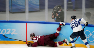 Latvija hokeja izlase sīvā cīņā atzīst Somijas pārākumu