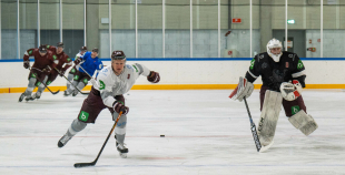 FOTO: Latvijas hokeja izlase gatavojas Pekinas olimpiskajām spēlēm