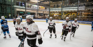 Vakar tika aizvadīta pirmā "Optibet" Baltijas sieviešu hokeja čempionāta spēle starp SHK "Laima" un "L&L Hope"