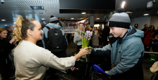 FOTO: Mājās atgriežas mūsu 3x3 olimpiskie čempioni hokejā!
