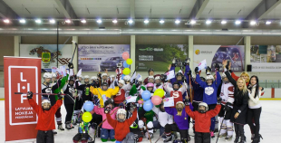 Jautrā gaisotnē aizvadīta Starptautiskā meiteņu hokeja diena