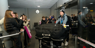 FOTO: Mājās atgriežas mūsu 3x3 olimpiskie čempioni hokejā!