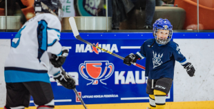 “Maxima” dāvina vārtsarga ekipējumu jaunajiem Rīgas hokejistiem