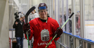 FOTO: Latvijas izlase pilnā sastāvā "slīpē" vairākumu