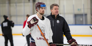 FOTO: Latvijas izlase pilnā sastāvā "slīpē" vairākumu