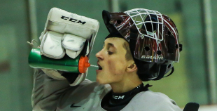 FOTO: U-20 izlases pirmdienas ledus treniņš "Volvo" ledus hallē 