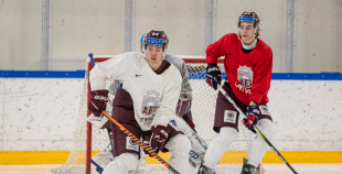 FOTO: Latvijas izlase pilnā sastāvā "slīpē" vairākumu