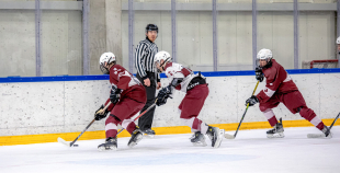 Uz oriģinālā izmēra laukumiem aizvadīti pirmie 3 pret 3 ledus treniņi