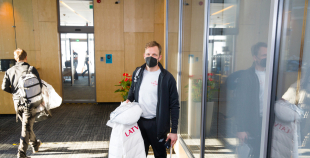 FOTO: Latvijas hokeja izlases dodas uz Pekinas olimpiskajām spēlēm