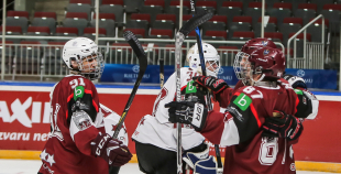 FOTO: U-18 izlases kandidātu savstarpējais mačs 