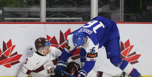 Latvijas hokejisti sīvā cīņā piekāpjas Slovākijas komandai