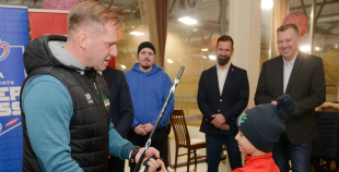 Maxima” dāvina vārtsarga ekipējumu mazajiem Tukuma hokejistiem