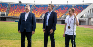 Latvijas hokeja izlase saņem solītās biļetes uz Dziesmu un Deju svētkiem