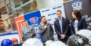 “Maxima” dāvina vārtsarga ekipējumu jaunajiem Rīgas hokejistiem