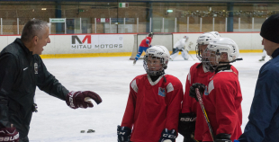FOTO: Hārtlijs viesojās Jelgavas hokeja klubā un novada bērniem treniņu 
