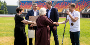 Latvijas hokeja izlase saņem solītās biļetes uz Dziesmu un Deju svētkiem