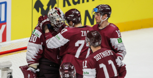 Latvijas hokeja izlase sīvā cīņā atzīst Krievijas valstsvienības pārākumu 