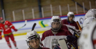 Latvijas U-18 izlase vēl vienā ilgstošā bullīšu sērijā svin uzvaru pār Baltkrieviju