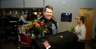 FOTO: Mājās atgriežas mūsu 3x3 olimpiskie čempioni hokejā!