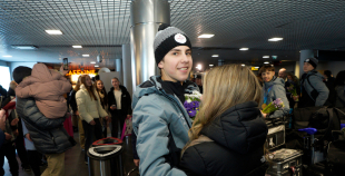 FOTO: Mājās atgriežas mūsu 3x3 olimpiskie čempioni hokejā!